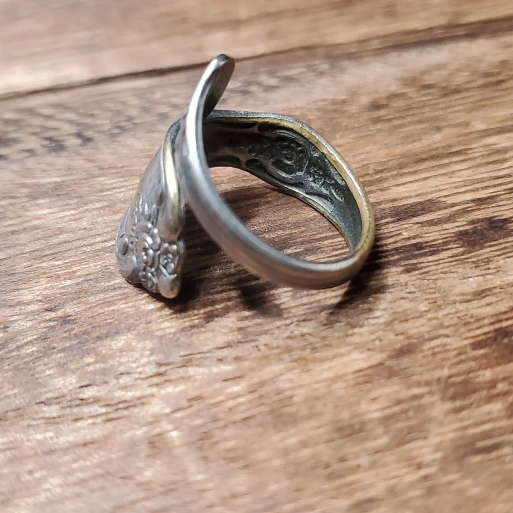 Size‎ 7 R402 antique spoon wrap ring